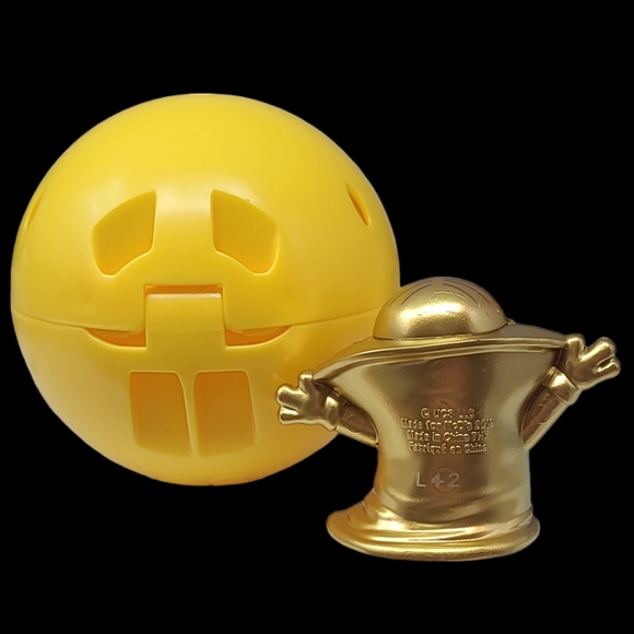 NEW 2019 McDONALDS HAPPY MEAL TOY MINIONS - GOLD DRACULA VAMPIRE MINION - Picture 3 of 10